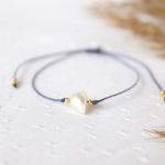 Bransoletka z perłą na niebieskim sznureczku - sznureczek na rękę z perłą choowlaną