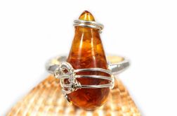 Srebrny pierścionek z bursztynem bałtyckim.