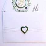 Zaproszenie komunijne handmade z Hostią - Biało-zielone zaproszenie komunijne w ozdobionej kopercie