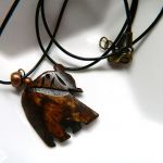 Drewno tekowe, mały słonik na rzemyku, wisiorek - 