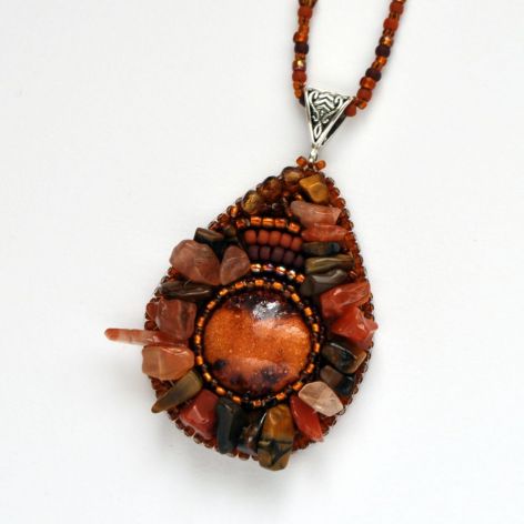 Wisiorek z ceramiką i minerałami