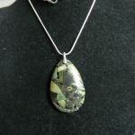 Zielony jaspis cesarski z pirytem, duża łezka, wisiorek na łańcuszku - 