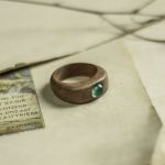 Pierścionek z zielonym agatem - drewniana biżuteria