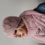 Ażurowa czapka z chustą w jasnym różu. - 