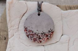 Minimalistyczny wisior z betonu z miedzianym akcentem