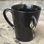 Czarny, porcelanowy kubek ręcznie malowany Kozica - 