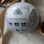 Ręczne malowana bombka "zimowe miasteczko" z brokatem, 10cm - Zblizenie