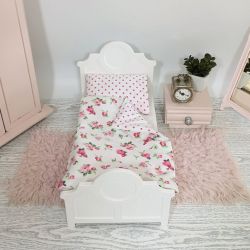 Białe łóżko dla lalki lub misia
