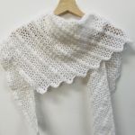 Delikatny biały szal ślubny etola z wełną merino - ażurowy szal