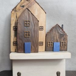 Domki drewniane na klucze z niebieskimi drzwiami  hand made