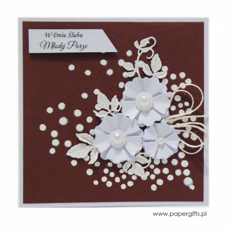 Kartka ślubna białe kwiaty na brązowym tle