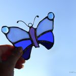 Motyl w niebieskościach - wiszący niebieski motyl