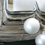 Białe świece w wiklinowym koszu - 