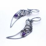 Srebrne kolczyki wire wrapping z ametystem – ręcznie robiona biżuteria artystyczna - Srebrne kolczyki z chalcedonem