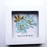 Subtelna kartka na ślub handmade z kwiatami  - Kartka handmade na ślub w pudełku