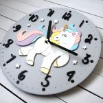Zegar dla dziewczynki szary z kolorowym jednorożcem - szary zegar do pokoju dziecka