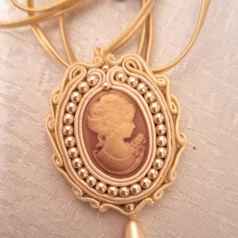 wisiorek vintage sutasz, camea