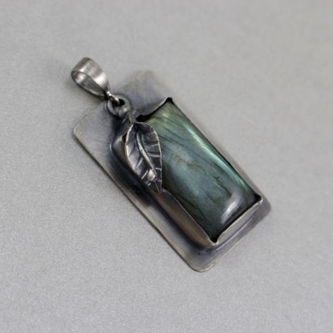 Labradoryt w srebrze - wisior liść