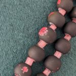 Niesymetryczny naszyjnik ze szklanych i ceramicznych koralików - Szklane koraliki