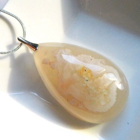 Kremowy agat sakura, masywna łezka w srebrze, wisiorek