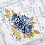 Kartka ROCZNICA ŚLUBU z niebieskimi kwiatami - Niebiesko-biała kartka na rocznicę ślubu