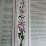 Zakładka do książki - haftowane lilie  - zdjęcie środkowej częśći