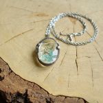 Pogodna łąka - naszyjnik z kwiatami w szkle - 