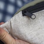 Jasnobeżowa nerka XL z oliwkową klapą - 