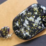 Brelok czarno-srebrny z żywicy do kluczy torebki plecaka - Brelok czarno-srebrny z żywicy do kluczy torebki plecaka