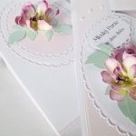 Kartka MŁODEJ PARZE z różowymi kwiatami - Różowo-biała Pamiątka Ślubu w pudełku
