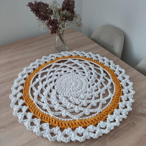 Serweta szydełkowa na stolik ze sznurka 60cm