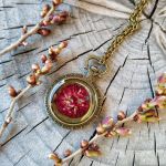 Naszyjnik w kolorze starego złota z różą - suszone kwiaty