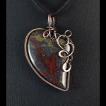 Miedziany wisior z kamieniem krwistym serce - wisior miedziany wire wrapped