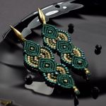 Kolczyki makramowe w odcieniach butelkowej zieleni i złota - ciemnozielone kolczyki