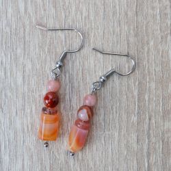 Kolczyki z agatu i kamienia słonecznego.