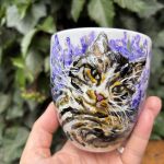 Porcelanowy kubek ręcznie malowany- Kot w kocimiętce  - 