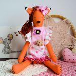 Lisek - słodka dama - Michalina - 40 cm - To zabawka dla starszego dziecka, bo ma małe elementy jak koraliki, guziki i mały misiu w kieszonce sukienki.