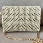 Elegancka torebka z plecionki – złoty akcent - Tył torebki – symetryczny wzór piramidka, dopracowane detale. Torebka utrzymuje kształt i pięknie się prezentuje z każdej strony.