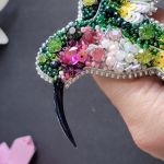 "Koliber" broszka haftowana cekinamy i koralikami - "Koliber" broszka haftowana cekinamy i koralikami