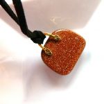 Złocisty piasek pustyni, oryginalny wisiorek - torebka - 