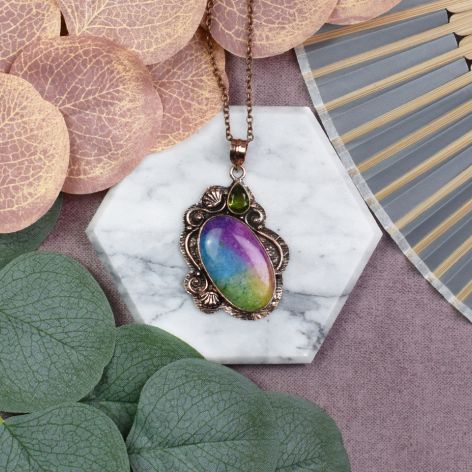 Miedziany ozdobny wisiorek z tęczowym kwarcem solarnym i peridotem #549