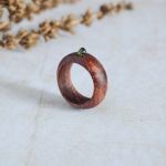 Mahoniowy pierścionek z peridotem - pierścionek z mahoniu