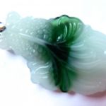 Biało-zielony jadeit, piękny wisiorek z rybką - 