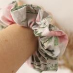 Romantyczna gumka do włosów różowe kwiaty - Romantyczne scrunchies