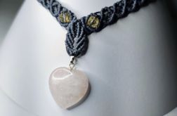 Naszyjnik z zawieszką z kwarcu różowego w kształcie serca.