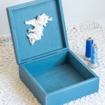Pudełko drewniane - Anioł - Lubimy styl retro, bo ociepla wnętrza. Pudełko zostało postarzone, poprzecierane. Wewnątrz pudełka znajduje się cudowny wytłoczony anioł z masy. ( Wielkość tego aniołka 9 * 8 cm )