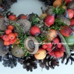 Jesienny wianek z żołędzi, jabłuszek, róży i jarzębiny 32cm - 