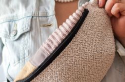 Duża pleciona nerka ecru z klapą patchwork