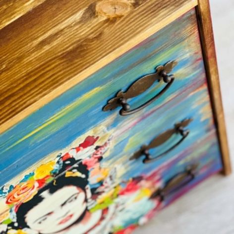 Artystyczna komoda z motywem Fridy Kahlo – kolorowy klimat, do salonu lub sypialni