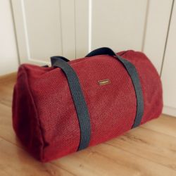 Bordowa torba podróżna z plecionki
